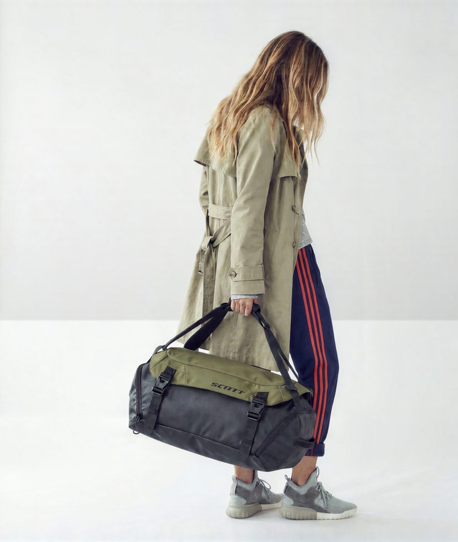 Scott travel collection A fashionably dressed woman is carrying a SCOTT duffel bag